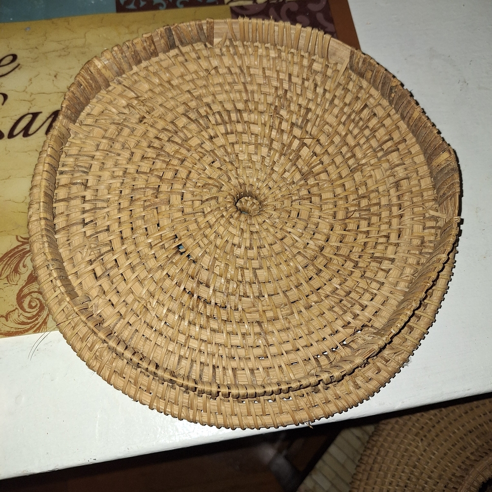 Lg Vintage Handwoven "Urn" Style Rattan Basket with Lid - Picture 9 of 16